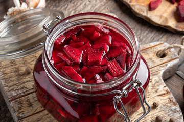 Preparation of kvass - fermented red beets, in a jar - obrazy, fototapety, plakaty