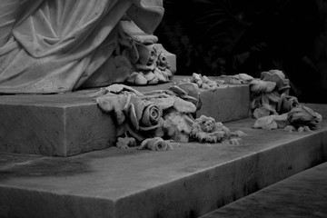 Figura de una de las estatuas emblematicas del cementerio de la recoleta, postal del inmenso arte que posee este lugar, transmite una magia impresionante, cada figura tiene una historia unica © Adrian