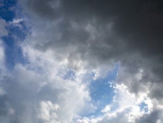 Naklejka na ściany i meble Farbspiel Regenwolken mit Blauen Himmel
