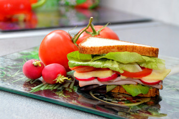 sandwich with tomato