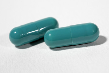 Gellule de medicament sur fond neutre