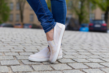 Damskie obuwie, kobiece buty w scenerii miejskiej. - obrazy, fototapety, plakaty