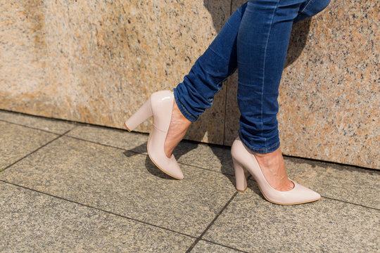 Damskie obuwie, kobiece buty w scenerii miejskiej.