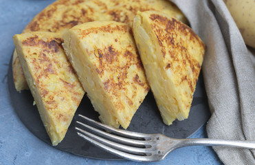 Tortilla casera de patata y huevo típica española