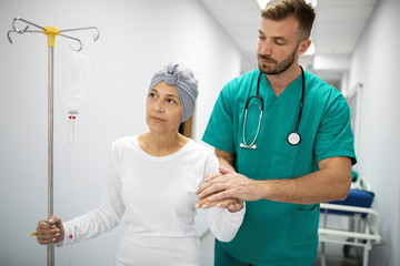 Obraz premium Woman with cancer during chemotherapy recovering from illness in hospital