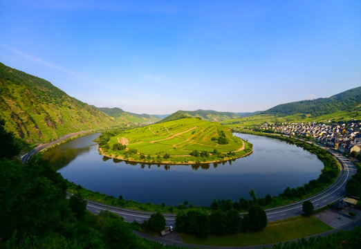 Moselschleife Bremm Weinberge Deutschland Kloster Ruine Spiegelung Fluss Wandern Moselsteig Aussicht Panorama Kreuzfahrt Winzer Rheinland-Pfalz Bogen Attraktion Sommer Ausflug Tourismus Dorf