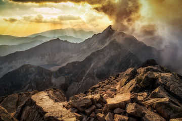 Dymiące szczyty w Tatrach Wysokich, widok z Koziego Wierchu - obrazy, fototapety, plakaty