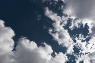 dramatischer blauer Himmel, Wolken am blauen Himmel, Sommertag, Himmel im Frühling, Wetterumschwung