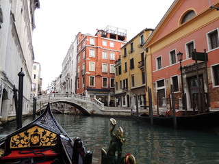 Viaje en góndola por los canales de  Vencia, pasando entre los antiguos palacios y numerosos puentes peatonales.