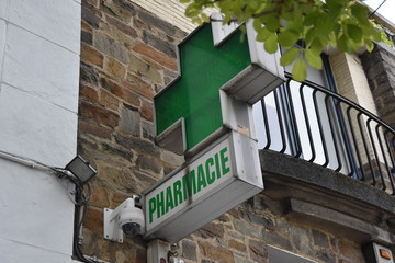 CROIX DE PHARMACIE VINTAGE SUR UN MUR A LIEGE 