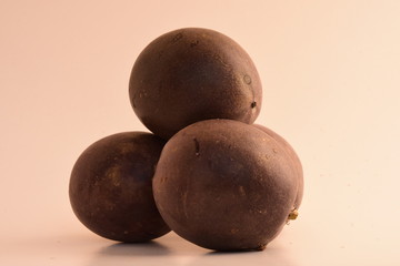 FRUITS DE LA PASSION ISOLES DANS UN STUDIO PHOTO
