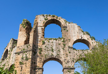 Fototapeta na wymiar ruins aqueduct of Aspendos , Antalya, Turkey.