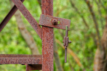 faulty grounding on rusty metal. very rusty metal