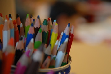 crayons de couleurs en milieu scolaire