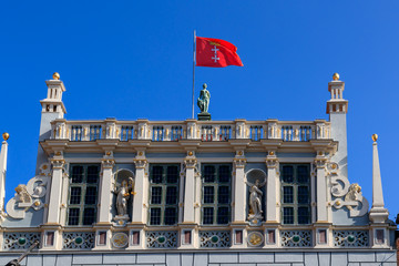 GDANSK, POLEN - 2017 AUGUST 24. Building Artus Court and city flag of Gdansk on top.