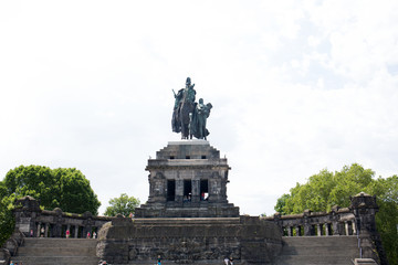 blick auf die statue an rhein mosel in koblenz deutschland