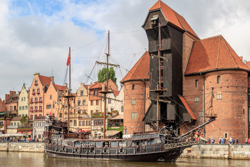 GDANSK, POLEN - 2017 AUGUST 27. Zuraw Crane building at Long Bridge embankment promenade street...