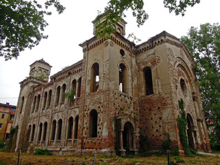 Fototapeta na wymiar Remains of abandoned synagogue in Vidin, Bulgaria