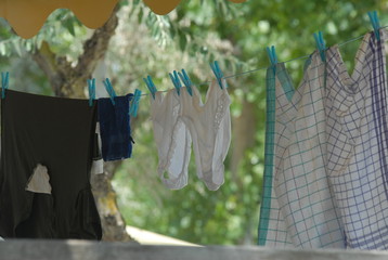 linge &eacute;tendu au soleil