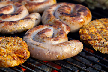 Grillwurst und Fleisch auf dem Grill