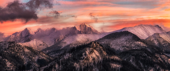 Zimowe Tatry Wysokie po zachodzie słońca, widok z Rusinowej Polany