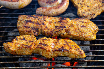Grillwurst und Fleisch auf dem Grill
