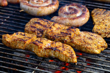 Grillwurst und Fleisch auf dem Grill