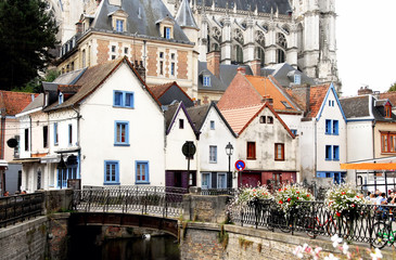 Ville d'Amiens, fa&ccedil;ades color&eacute;es des maisons du centre historique vers la cath&eacute;drale, d&eacute;partement de la Somme, France