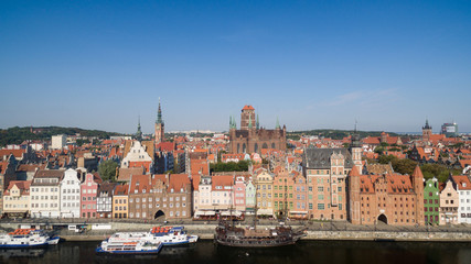 Obraz premium Beautiful scenery of the old town in Gdansk over Motlawa river at dawn, Poland.