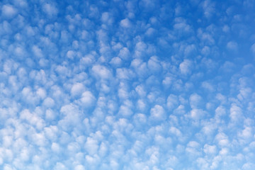 Cloudy sky with tall globules in the shape of globular flakes