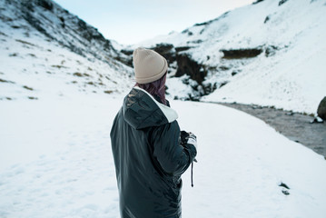 Fototapeta na wymiar beautiful woman in black jacket traveling around Iceland 