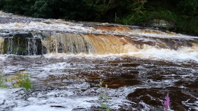 Cascada en el r&iacute;o Inagh, condado de Clare, Irlanda