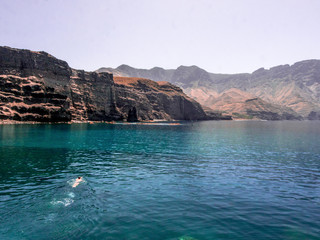 lago azul en paisaje volcanico con acantilados en gran canaria