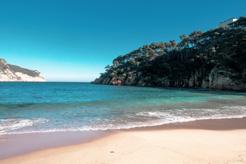 playa color turquesa vacia