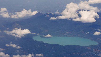 Naklejka na ściany i meble vista aerea de lago y volcan