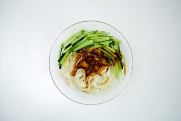 A bowl of fried noodles with noodles