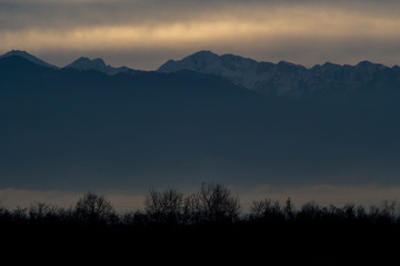 montañas nevadas en rumania
