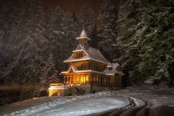 Kaplica na Jaszczurówce w Zakopanem w czasie śnieżycy - obrazy, fototapety, plakaty