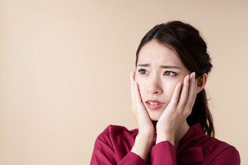 怯える女性