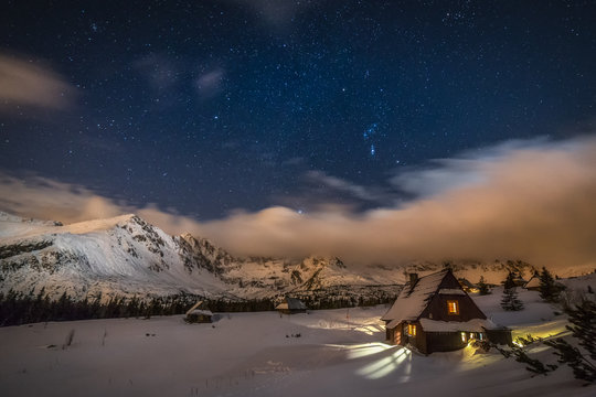 Fototapeta Betlejemka na Hali Gąsienicowej w Tatrach Wysokich, w czasie gwieździstej, zimowej nocy 