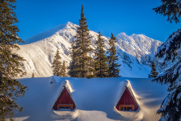 Przysypana śniegiem chata na Hali Gąsienicowej