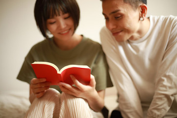
読書するカップル