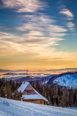 Przysypana śniegiem chata na Hali Gąsienicowej w Tatrach