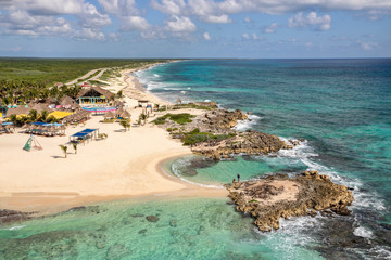 Obraz premium Widok z lotu ptaka na wspaniałą tropikalną wyspę z białym piaskiem na Morzu Karaibskim.