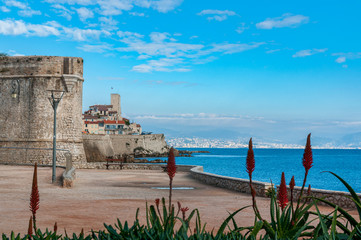 Vue sur Antibes et ses remparts