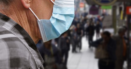 Corona pandemia - man wearing a face mask