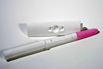 Test Grossesse sur fond blanc