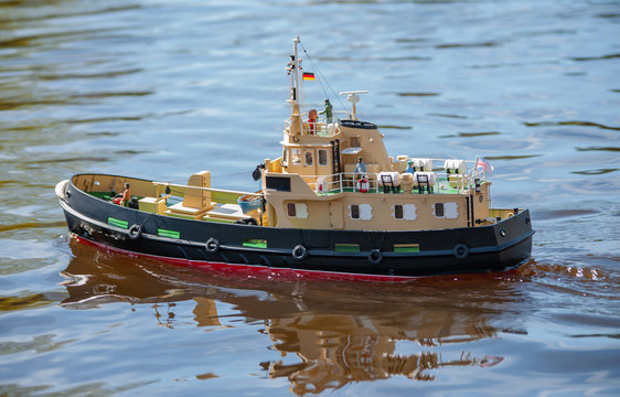 Ferngesteuertes Schiffsmodell wird auf einem See ferngesteuert