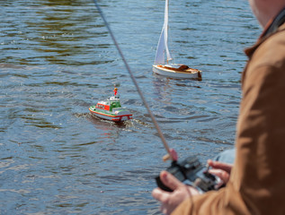 Ferngesteuertes Schiffsmodell wird auf einem See ferngesteuert