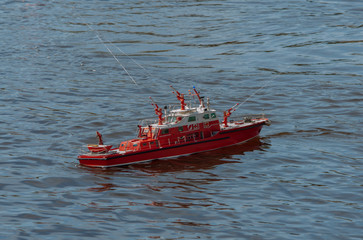 Ferngesteuertes Schiffsmodell wird auf einem See ferngesteuert